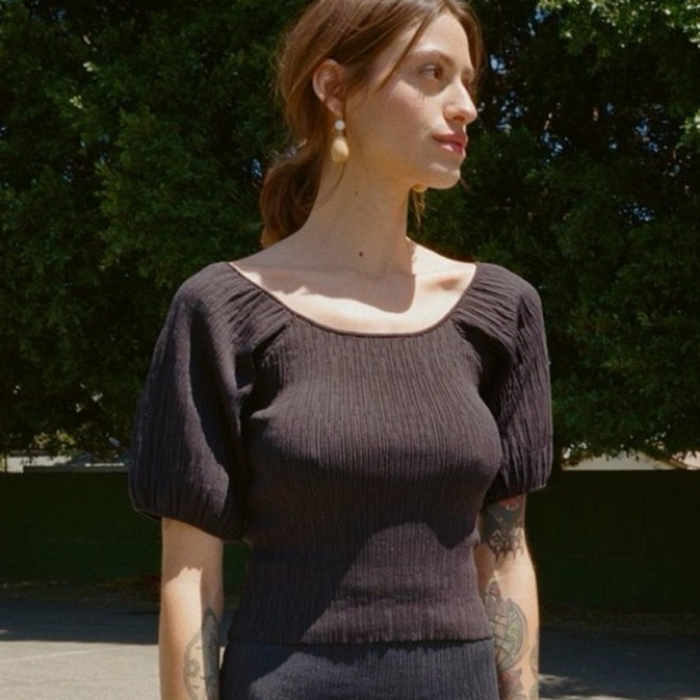 Simon Miller Women’s Gwinn Volume Puff Sleeve Top Crop Ribbed in Black 1/US XS